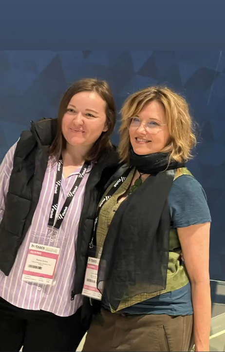 RealElenZenait's tweet photo. From Instagram the6ixmdca  @RealLucyLawless #LucyLawless  #NeverLookAway #MargaretMoth #WarZone #CameraPerson #Fearless #CNN #WarTragedies #RealNews #NotFakeNews #HotDocs #HotDocs24 #Toronto   https://t.co/fQOGouUmv0 https://t.co/nsnvCSk3RM