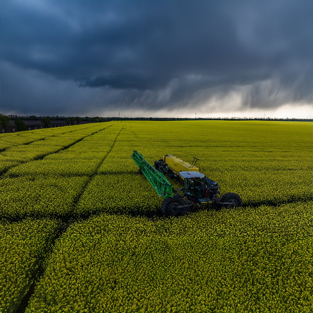 We had to interrupt the crop protection measure with the NEXAT and the @HERBERT_DAMMANN sprayer for a short time because a thunderstorm was approaching over Germany. ⛈️ Thanks to the the high performance, we were then able to successfully complete the application