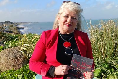 Fidelma Kelly's third novel 'One More Time' inspired by windswept coasts of Wexford (see Irish Independent article) buff.ly/3xZm6fV Available now buff.ly/3UqHbaj