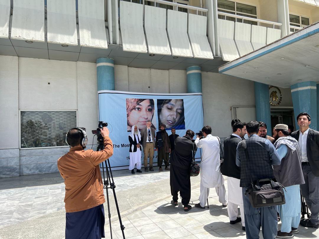 Once again people in #Afghanistan have shown how much they want to help #FreeAafiaSiddiqui. From #IEA officials, to ex-prisoners or just ordinary people. 

These pictures from today’s press conference in #Kabul include an #Afghan hero who risked his life to save Aafia, another…