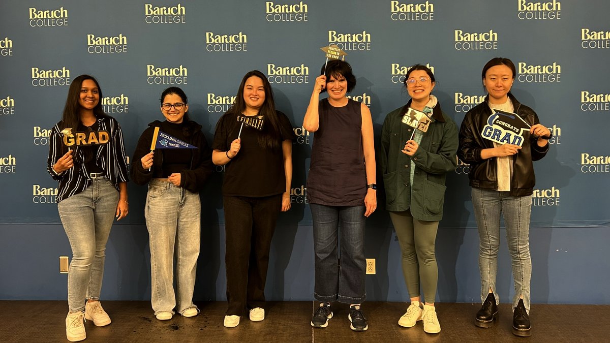 👏🎉 Last night graduating MBA & MS programs students dropped by to chat with the Dean, and grab some treats and neat Zicklin swag!! 🥳🎓 #ZicklinBusiness #BaruchCollege #Classof2024 #MBA #MSDegree @BruceWWeber @BaruchCollege @ZicklinGCMC