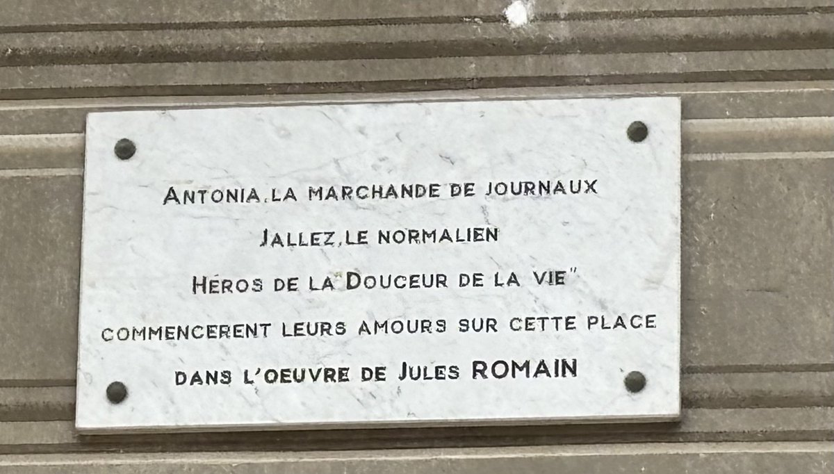 Kent iemand nog andere voorbeelden van plaquettes of gedenktekens gewijd aan romanpersonages in de wereldliteratuur? #Nice