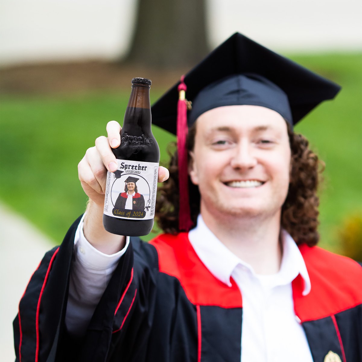 🎓 Celebrate your Class of 2024 Graduate with custom-label Root Beer! Ordering is easy - just upload a picture to our site, and we'll put it on a graduation-themed label and ship it FREE anywhere in the US. Order now: sprecherbrewery.com/products/gradu…