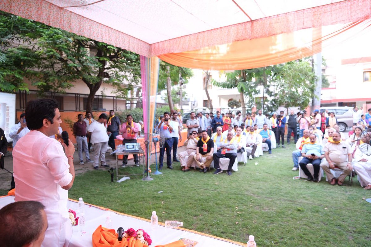 आज लखनऊ के हज़रतगंज वार्ड में स्थानीय लोगों के साथ संवाद किया और बड़े बुजुर्गों से आशीर्वाद लिया। संवाद में उपस्थित सभी से अनुरोध किया कि की आगामी 20 मई को अधिक से अधिक संख्या में निकलकर भाजपा के पक्ष में मतदान करें और आदरणीय रक्षा मंत्री श्री राजनाथ सिंह जी को भारी मतों से…