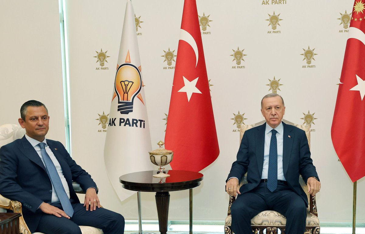 💥 Cumhurbaşkanı Erdoğan, Özgür Özel görüşmesi bitti. Görüşme 1 saat 35 dakika sürdü. Karşılıklı olarak birbirlerine hediye verdiler.