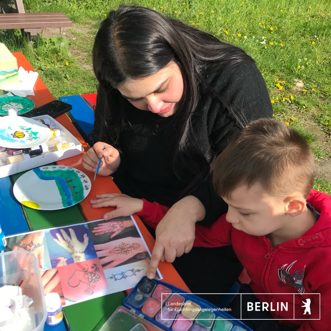 Frühlingsfest in der Unterkunft Alte Jakobstraße: Bei schönstem Wetter konnten die Bewohnenden draußen zusammenkommen, essen und feiern. Für die Kinder gab es eine große Auswahl an sportlichen und kreativen Aktivitäten! Danke an alle Helfenden, die diesen Tag ermöglicht haben!