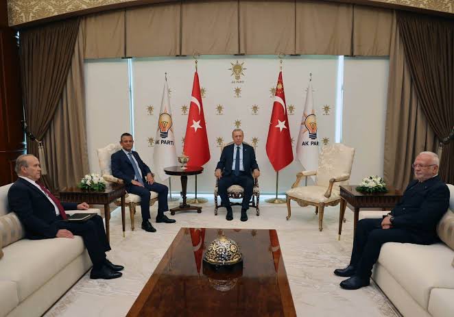 Bu fotoğrafın dünyada örneği yok tabi… Çünkü ortada oturan kişi hem cumhurbaşkanı hem de AKP Genel başkanı… Zaman zaman o koltuktan kalkıp yandaki boş koltuğa geçiyor, cumhurbaşkanı sıfatıyla siyaset yapıyor. Türkiye’de devlet düzeninin nasıl altüst edildiğinin de fotoğrafıdır!