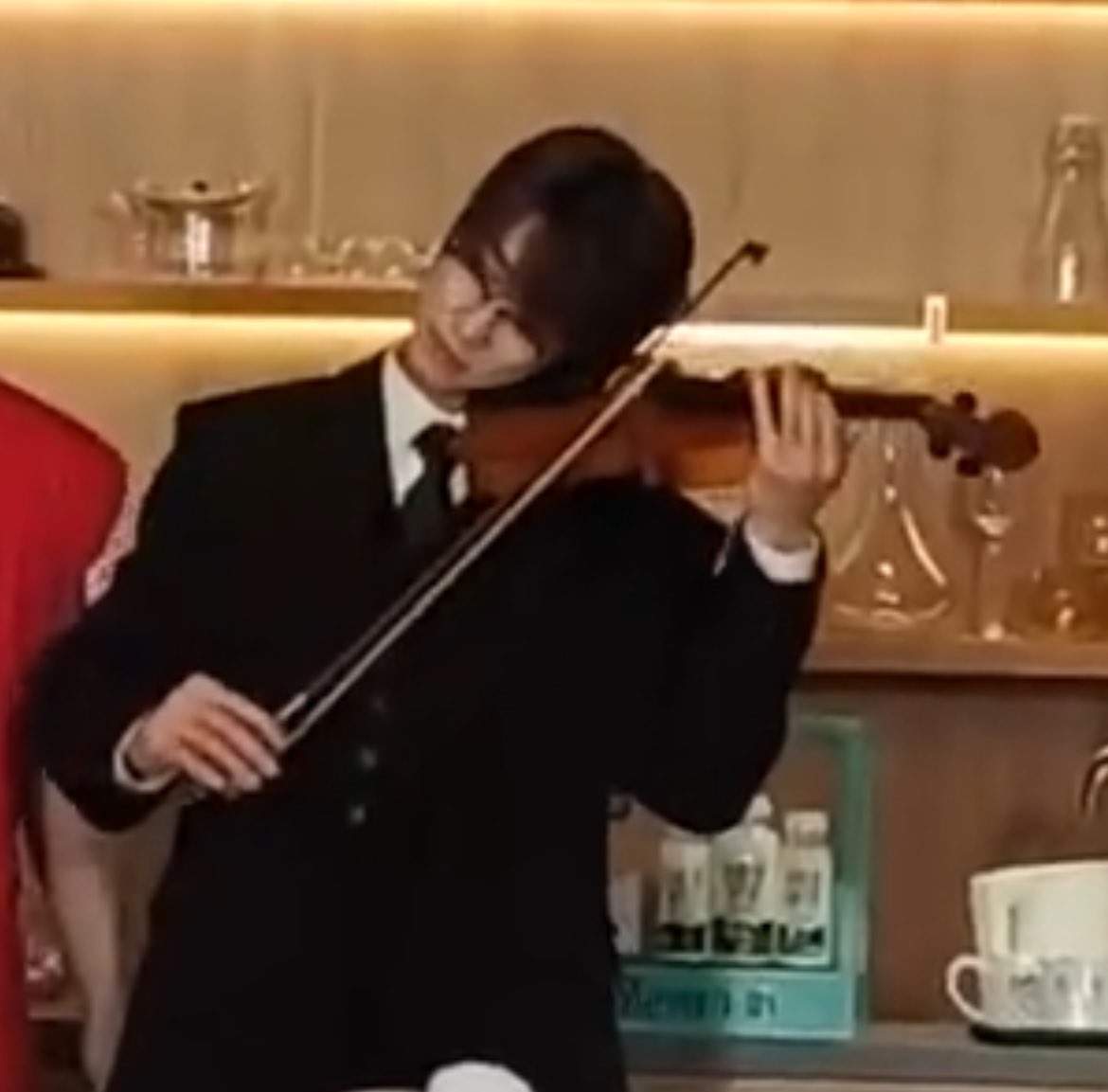 부와 명호,,,,,, 둘 다 바이올린을 베개로 쓰는 중