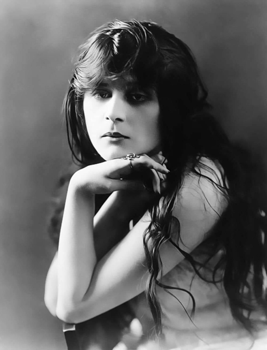 A soft and gentle portrait of Theda Bara... Most of her 40 films were destroyed in the 1937 Fox vault fire. And yet she remains a strong presence through her photos and her 'vamp' persona.