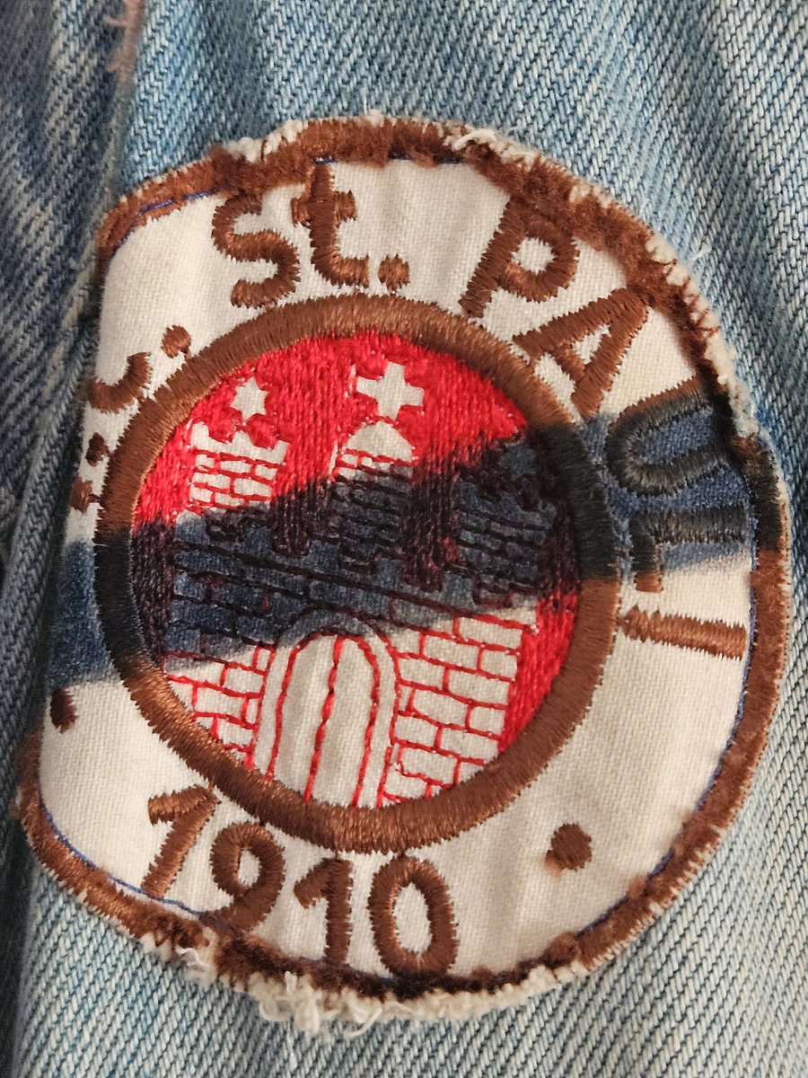 jogger1887's tweet photo. Der war cool: hatte das Durchstreichen vergessen und wurde im Block E - völlig zu Recht! - ganz klassisch mit den Senfflaschen vom Wurststand attackiert.. 😂 https://t.co/EjxJckojgS