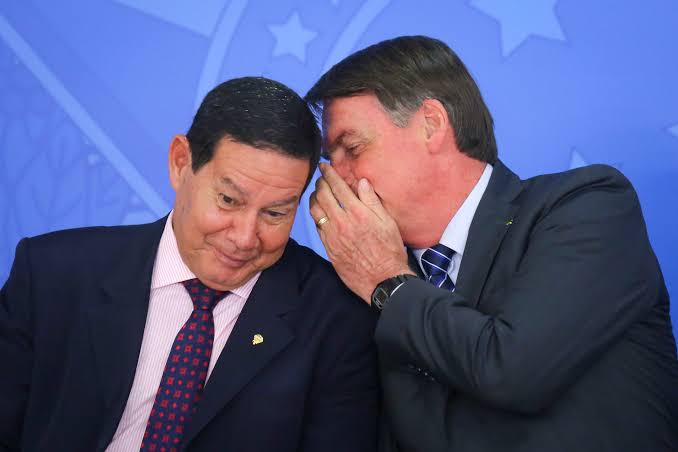 O senador HAMILTON INULTIL MOURÃO, esse mesmo ai da foto fazendo fofoquinha com o GENOCIDA é um senador IMPRESTÁVEL que nada faz pelo Rio Grande do Sul. Esse INULTIL só serve para mamar e colocar também sua família para sugar as tetas do Estado Brasileiro.