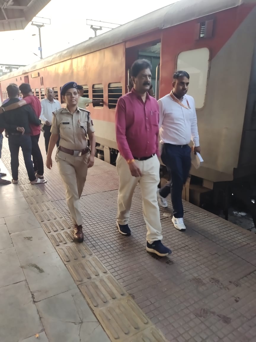 An anti-unauthorised vending drive was conducted at Tatanagar Station. General coaches of Train no. 22894 (Sainagar-Shirdi SF Express) were also checked. No such illicit activities detected.
#ser
#IndianRailways