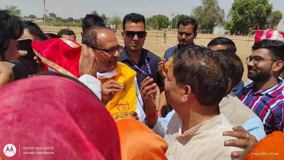 भाजपा के वरिष्ठ नेता व पूर्व मुख्यमंत्री श्री <a href="/ChouhanShivraj/">Shivraj Singh Chouhan</a> जी का मेहगांव विधानसभा क्षेत्र के अमायन में आजी माता मन्दिर ग्राम सड़ा में हेलीपैड पर स्वागत किया ।

<a href="/BJP4MP/">BJP Madhya Pradesh</a> <a href="/RayShandhya/">Sandhya Ray</a> <a href="/RakeshshuklaMLA/">Rakesh shukla ( मोदी का परिवार )</a>