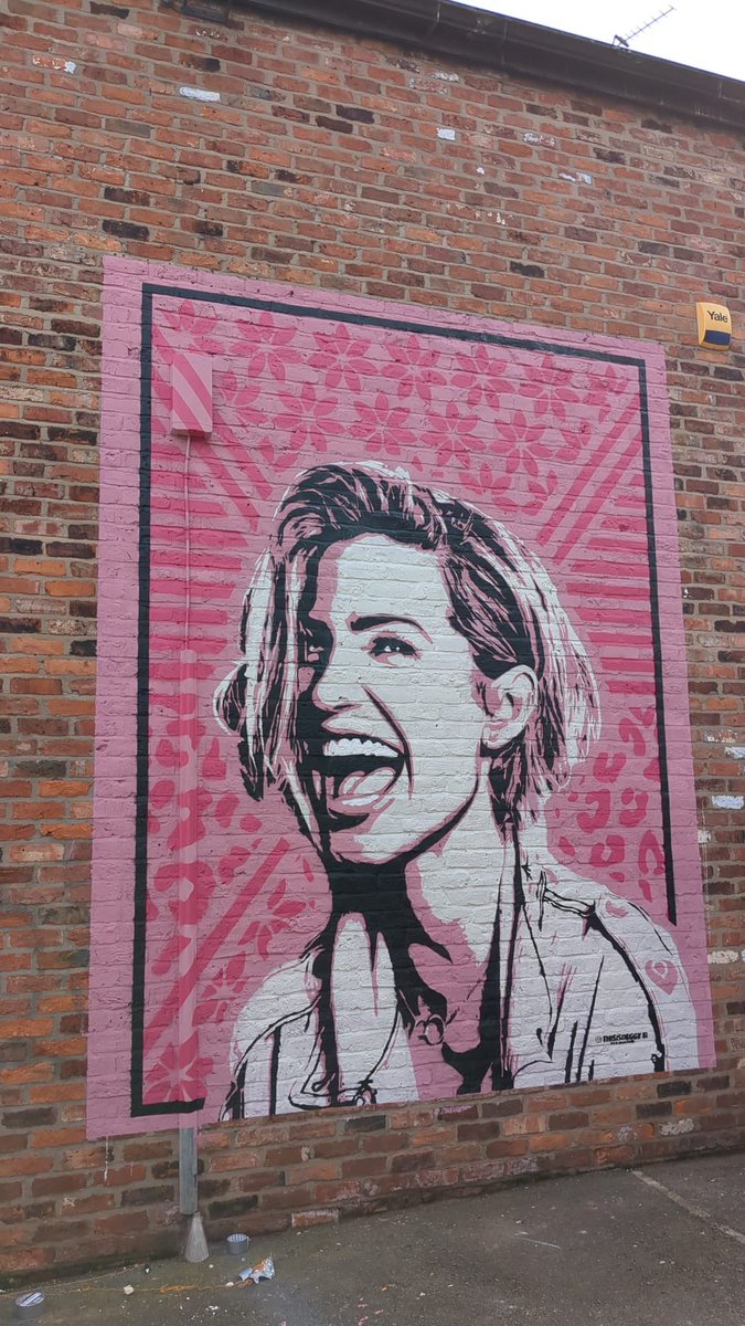 The Sarah Harding Mural is now complete in the Great Underbank Stockport! Paid for by Stockport Council, NLHF and Totally Stockport 🩷

©️ @/thisisdeggy (IG)