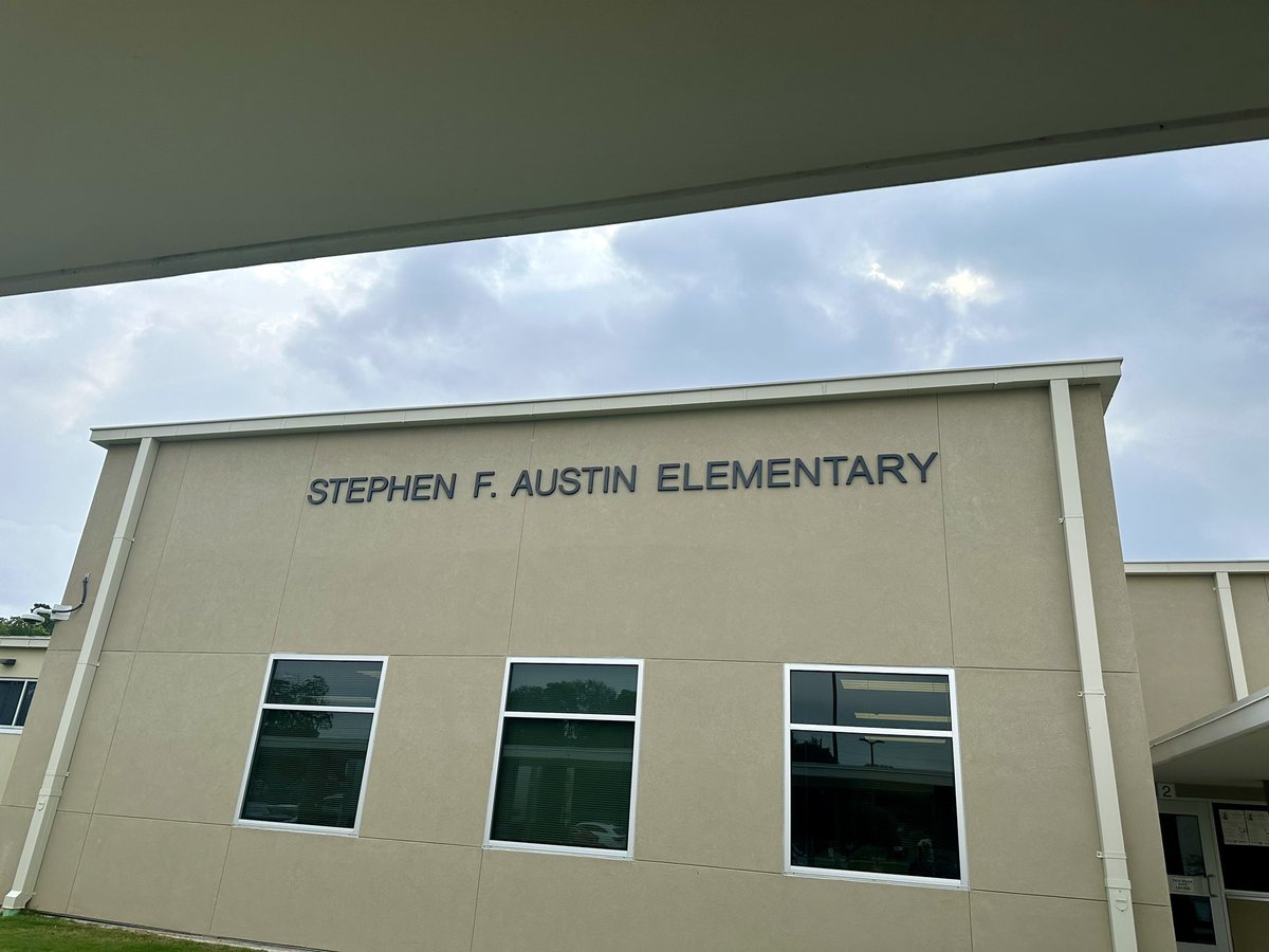 I stopped by @austinLCISD this morning for a spring tech visit & had a wonderful opportunity to meet two outstanding students who were serving as the principal and assistant principal of the day! Always impressed by @LamarCISD and the creative ways campuses connect with students.