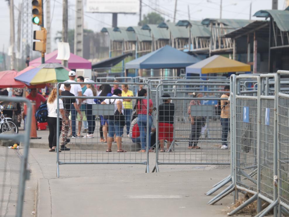 El servicio de alimentación está suspendido en las cárceles tras la salida de la empresa proveedora, por falta de pago. familiares de los presos se organizan para entregar comida, en 20 cárceles del norte de Ecuador.#NoticiasCaval