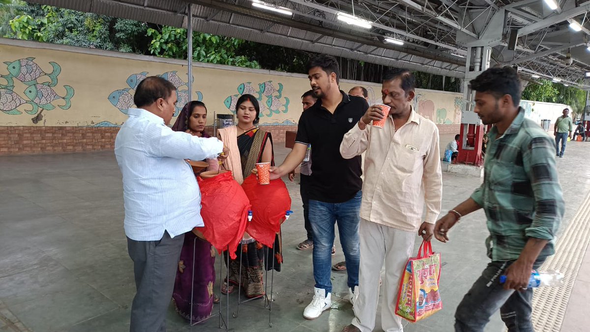 ग्रीष्मकाल में आज सामाजिक सेवकों द्वारा प्रयागराज रेलवे स्टेशन पर शुद्ध ठंडा पानी का वितरण यात्रियों को किया जा रहा है। #SummerSpecial