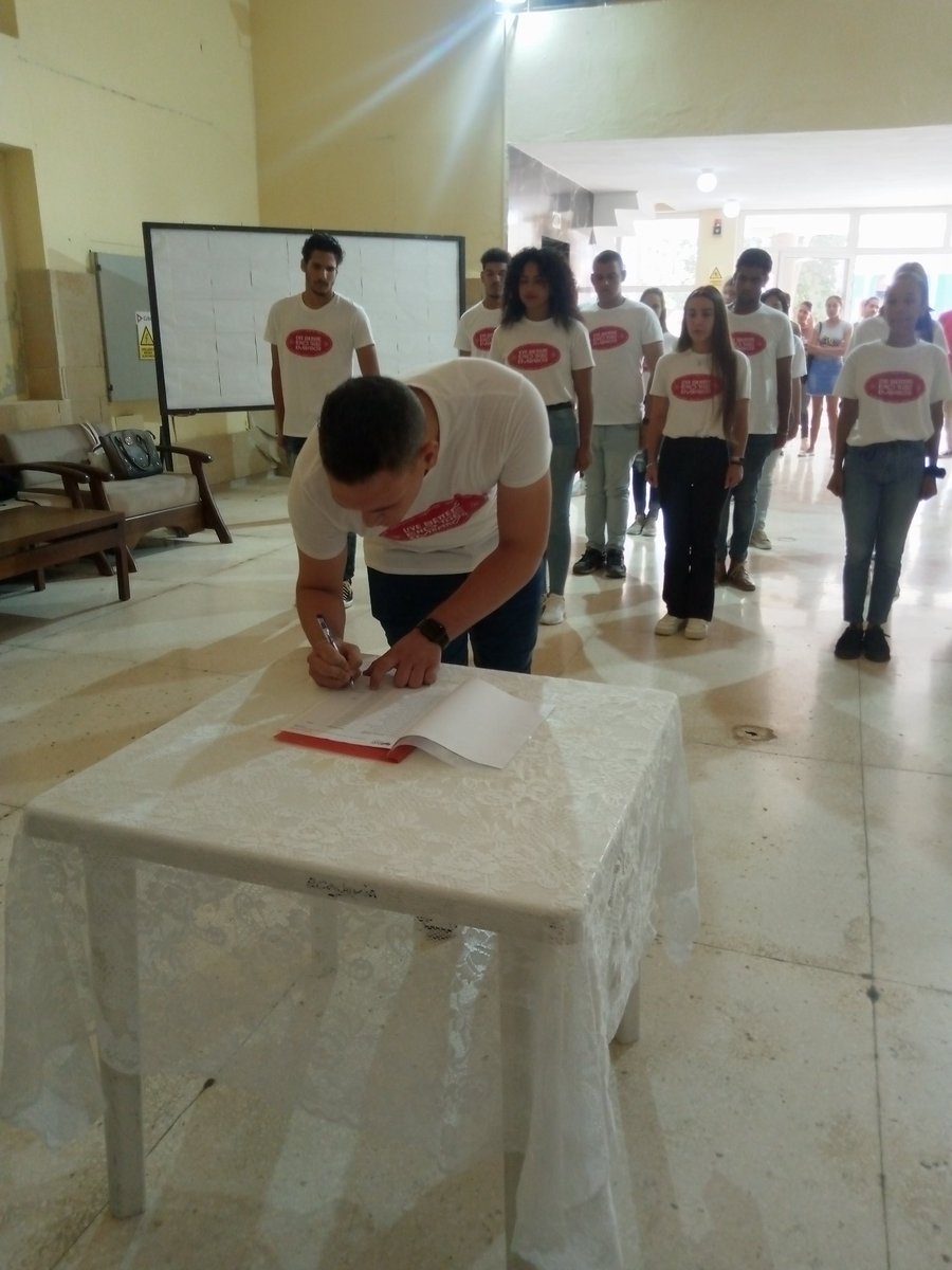 Hoy se inician los estudiantes de 1er año del #ISRI, en las Milicias de Tropas Territoriales firmando se compromiso por la Patria.
Todo por la Defensa de #CUBA.
#LaHabana