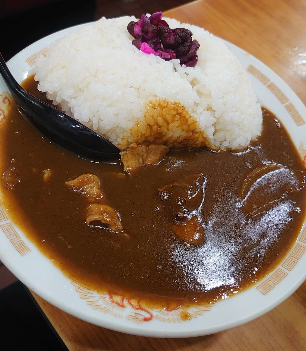 押上駅前、創業約50年のラーメン屋。高齢のご夫婦で切り盛りしている。マーボウ丼とラーメンのセット、カレーライスを頂く。マーボウ丼は辛くて美味い、ラーメンは麺柔らかめ、カレーは美味いが量が多くてビックリ。50年間も庶民の為に安くて美味しくて大盛りな料理を作り続ける店主夫婦に敬意。喫煙可