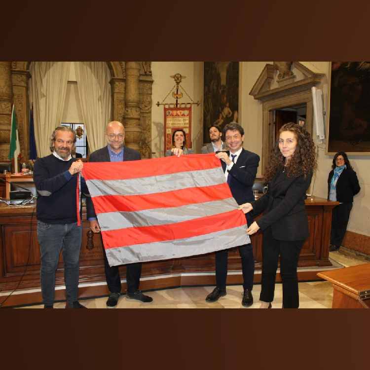 22APR24

During the last council meeting of the city council of the Italian city of Cremona the new flag of the city (pictured, 6 stripes of red and grey) was present to the council and raised. The president delivered and emotive speech.

More at: cremonaoggi.it/2024/04/22/la-…