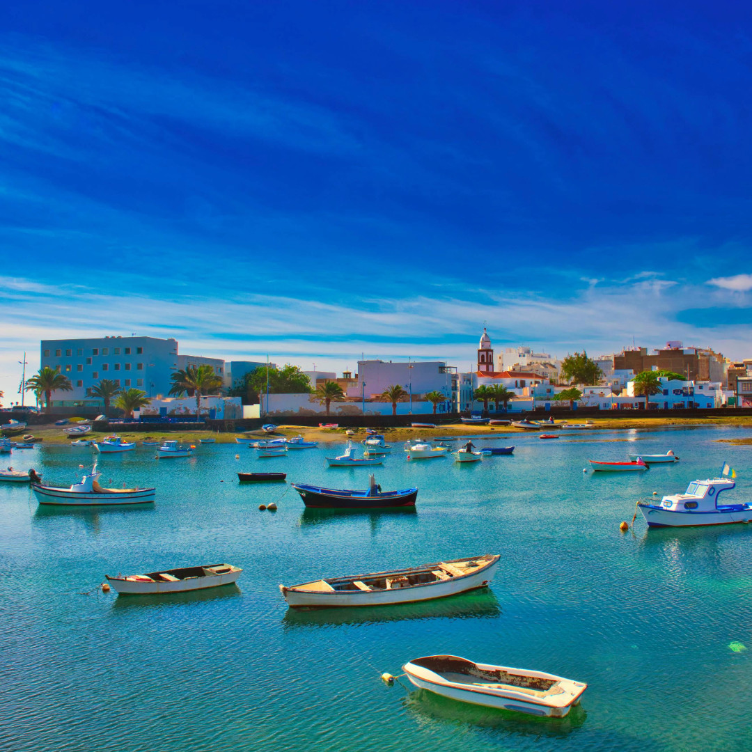 Celebra el centenario de Chillida en la encantadora ciudad portuaria de #Arrecife. 🏝️⛵

Descubre el Castillo de San José, sede del Museo Internacional de Arte Contemporáneo con obras de Picasso, Miró o Chillida

👉 bit.ly/3TouQDn

#VisitSpain #SpainArt #Chillida100