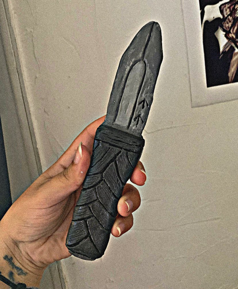 I recently started ceramics and wanted to try making Thorfinn's dagger. It's not perfect but i'm happy with the result. Thank you for creating Vinland Saga. Hello from France ! 🇫🇷 

@makotoyukimura 🫶🏼