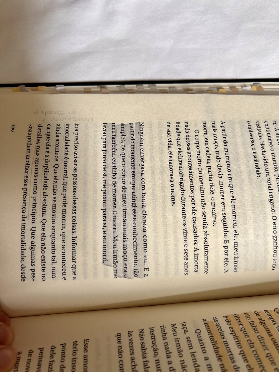 amigas terminei o amante! Eu achei esse livro com uma narrativa extremamente densa e detalhista, o fluxo de consciência ele se funde com o passado, o futuro (que chega a ser até incoeso de sentir quando lê), e eu vejo a devastação, o desejo, a raiva e gozo +