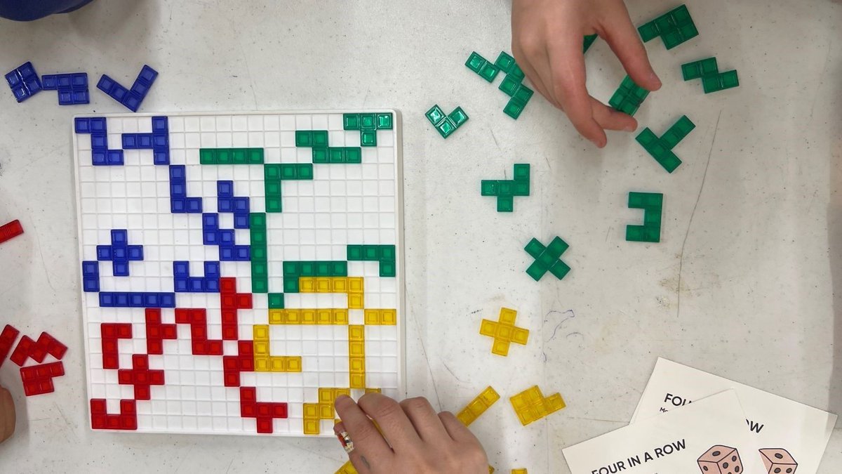🚸🔢 Families from #GulfIslandsSchoolDistrict participated in family math night to foster a love of math and improve numeracy outcomes! 🧮 ❤️ #bced buff.ly/3Uy8Qrh