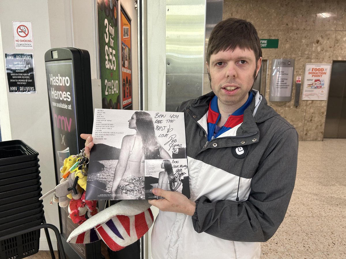It's not every day you meet a celebrity in Leeds, but that's exactly what Ben did yesterday in @hmv - he went to a @jessglynne signing where he took the opportunity to get an autograph and have a chat about her performance later that night 👩‍🎤💿⏺️👋 #autism #inclusion #Leeds