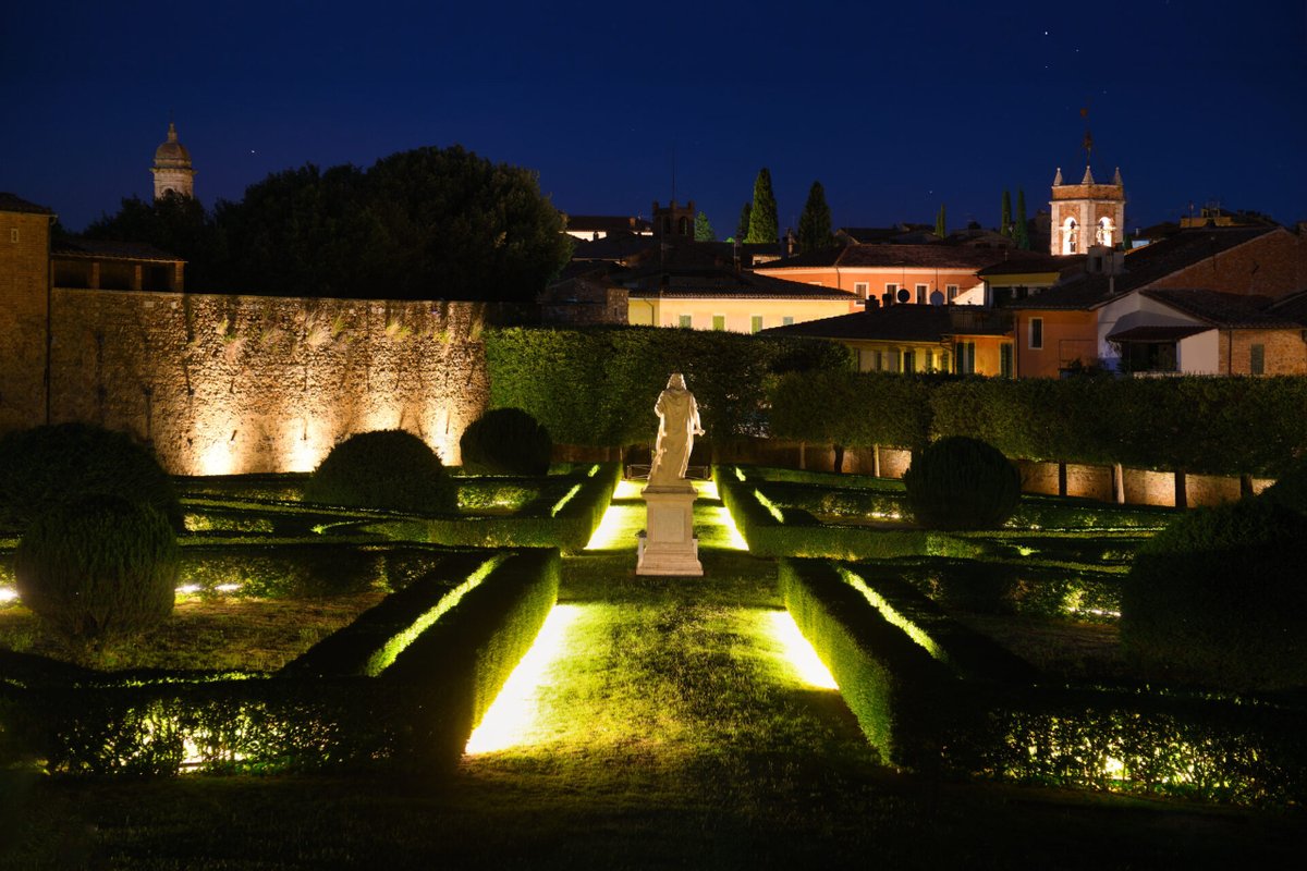 Have you ever visited #SanQuiricodOrcia by night? Until October, one Saturday each month, you can admire the Horti Leonini and other historical sites in the moonlight. Info 👉 bit.ly/San-Quirico-dO…