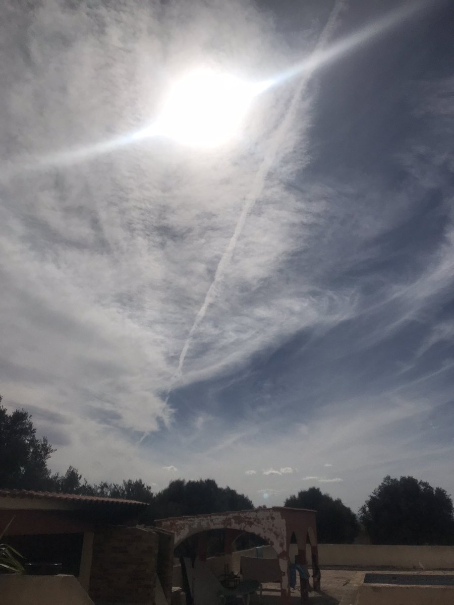 @Clearskiesinit 
STOP CHEMTRAILS!
Over Alicante Spain 
Palm Walley 

Thaw are common here that winter.