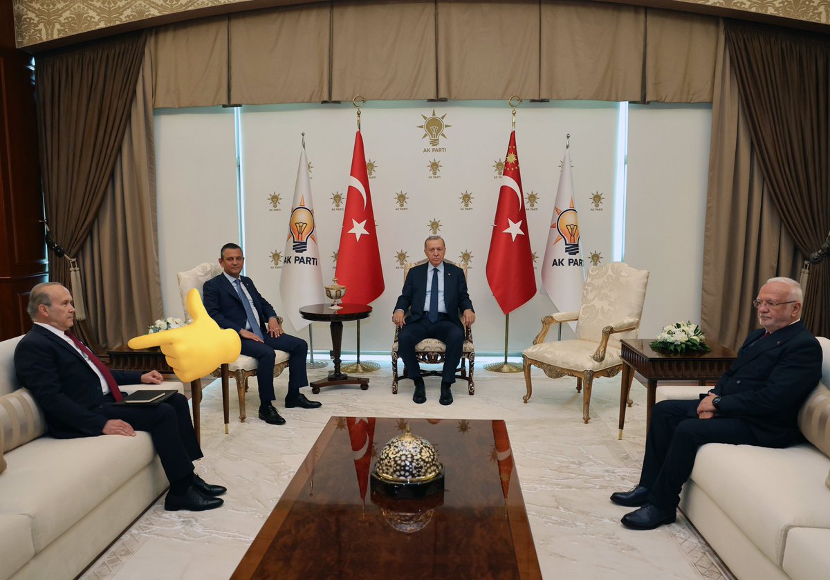 🚨 DİKKAT ÇEKEN DETAY | Cumhurbaşkanı Erdoğan, Özgür Özel görüşmesine Eski ABD Büyükelçisi Namık Tan da katıldı.