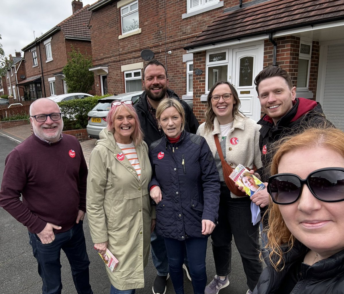 Quick round in Dunston then on to Lobley Hill. Don’t ask why my eyes are closed but everyone else looks nice in this photo #votelabour