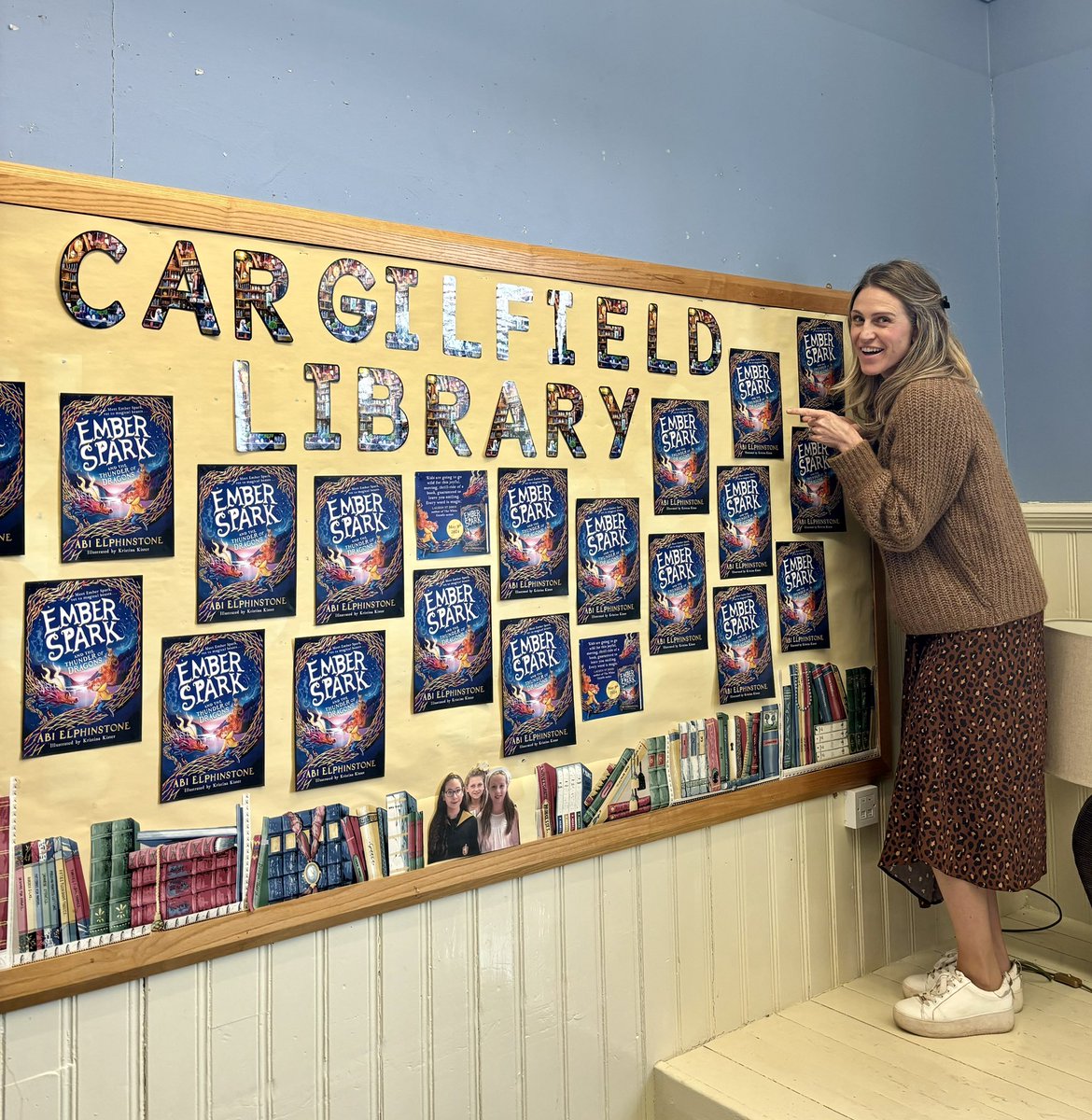 Love this EMBER SPARK pinboard @cargilfield! If anyone in Edinburgh wants a signed sprayed edge edition of the book, @EdinBookshop have loads in store. And authors: I highly recommend touring with shortlisted Bookseller of the Year, Olivia, from @EdinBookshop 🐉