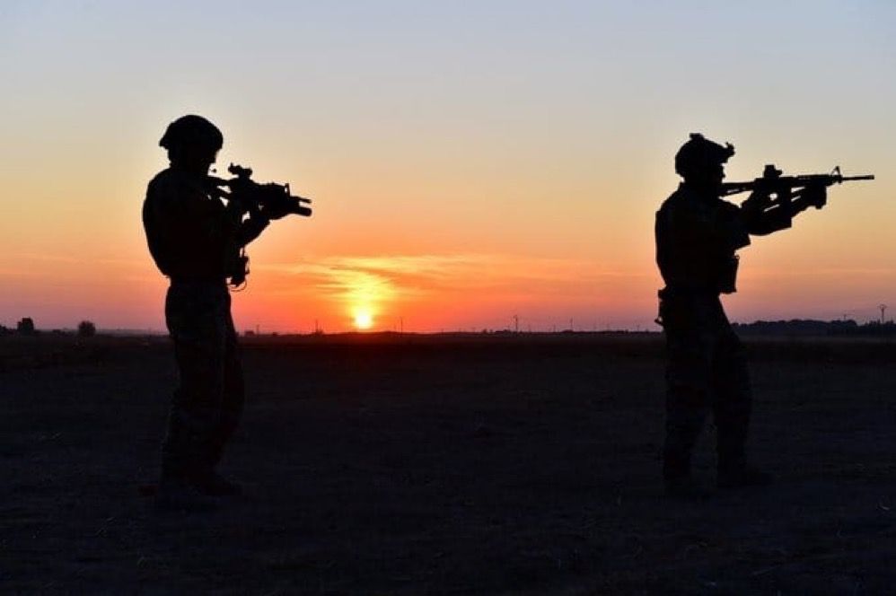 Milli Savunma Bakanlığı:

“Pençe serisi operasyonları ile iyice köşeye sıkışan terör örgütü PKK’dan kaçışlar devam ediyor. Irak’ın kuzeyindeki barınma alanlarından kaçan 2 PKK’lı terörist, Habur’daki Hudut Karakolumuza teslim oldu.”