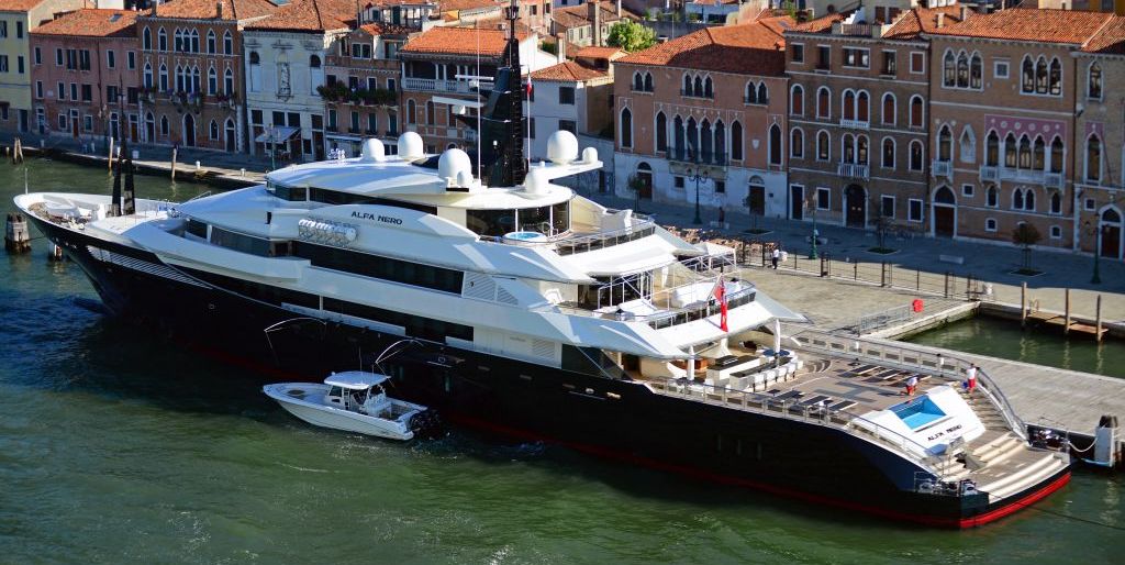 Tussen wal en schip: superjacht Alfa Nero wacht op rechtszaak en vaart deze zomer niet uit quotenet.nl/lifestyle/jach…