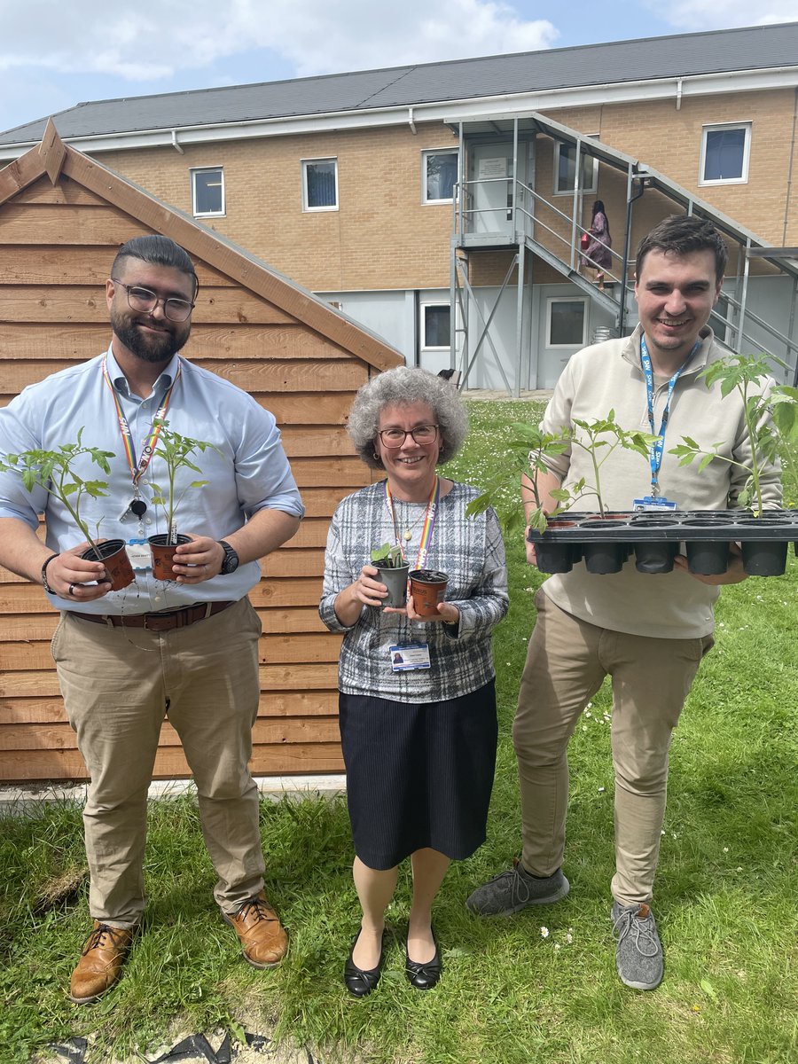 This week, in celebration of their 25th birthday, Bluewater’s Environmental and Sustainability team along with Bluewater’s grounds maintenance team, Nurture; and volunteers from the Healthy Living Centre came along to plant their donation of plants in our Marquee planters!