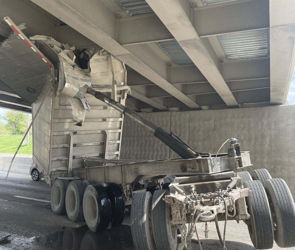 A motorist's dash cam captured the moment that a gravel hauler hit an overpass in Detroit, Michigan, on Wednesday. The post Dash cam catches gravel hauler striking Detroit overpass appeared first on CDLLife.

cdllife.com/2024/dash-cam-…