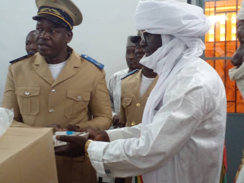 PCRSSMali's tweet image. Afin de soutenir l&apos;accès à la santé pour tous, le @PCRSSMali  et @MinistredelaRc4 offre un lot de médicaments essentiels au CSCOM de #KORO-IFOGA cercle de #Bambara-Maoudé.