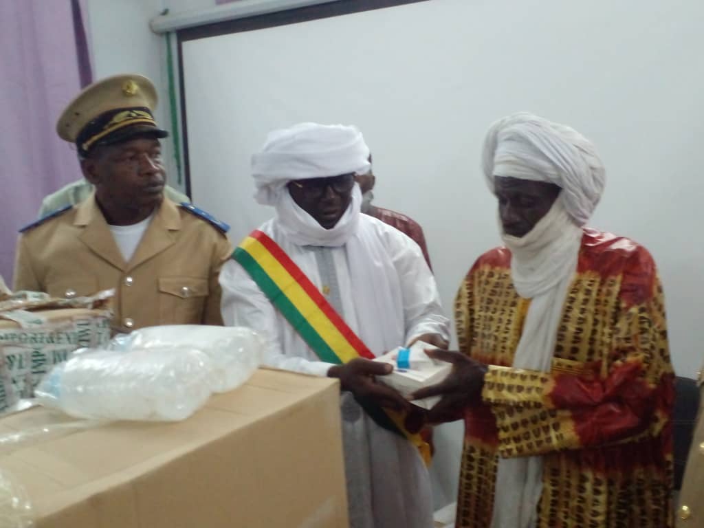 PCRSSMali's tweet image. Afin de soutenir l&apos;accès à la santé pour tous, le @PCRSSMali  et @MinistredelaRc4 offre un lot de médicaments essentiels au CSCOM de #KORO-IFOGA cercle de #Bambara-Maoudé.