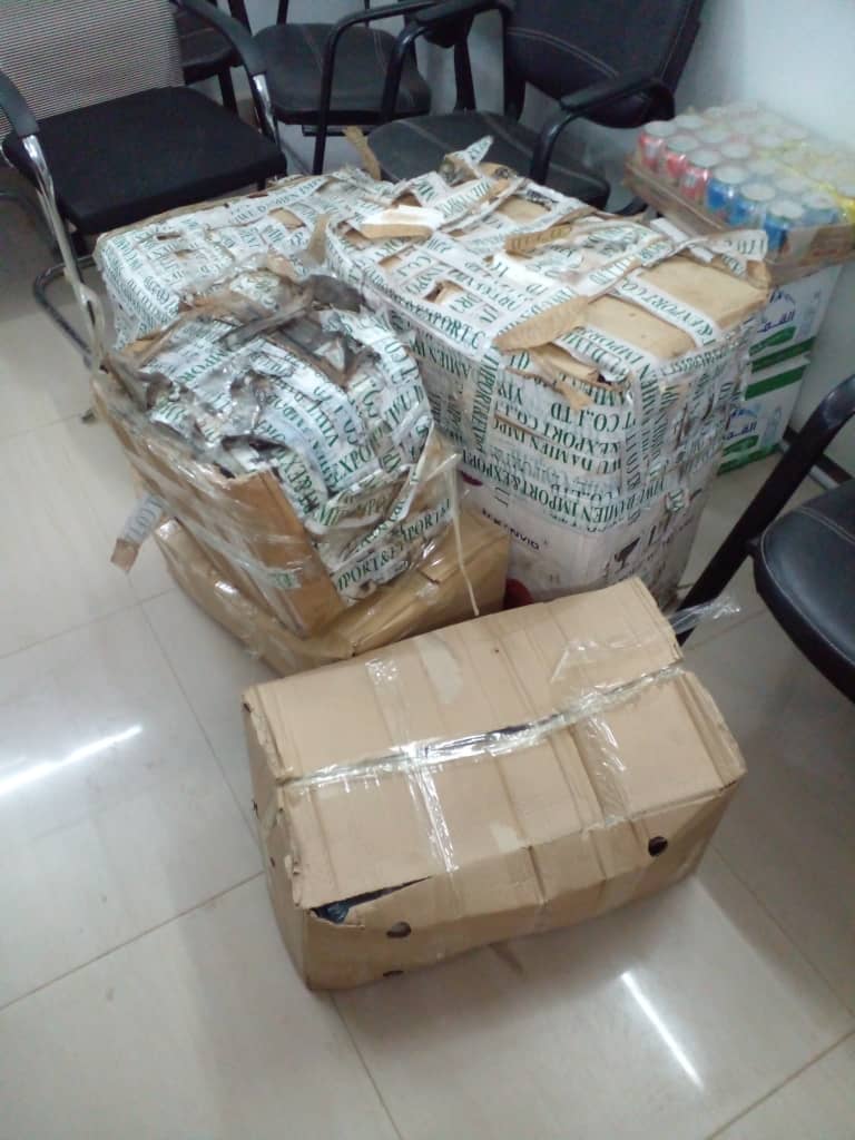 PCRSSMali's tweet image. Afin de soutenir l&apos;accès à la santé pour tous, le @PCRSSMali  et @MinistredelaRc4 offre un lot de médicaments essentiels au CSCOM de #KORO-IFOGA cercle de #Bambara-Maoudé.