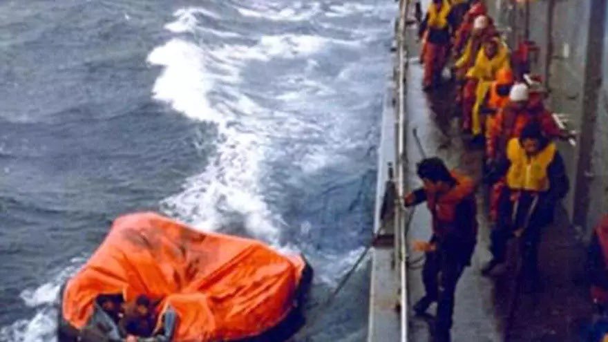 Weretilneck's tweet image. 🇦🇷 Hoy se cumplen 42 años de aquel 2 de mayo de 1982 cuando se produjo el hundimiento del crucero ARA "General Belgrano" atacado por un submarino británico en medio del conflicto por la soberanía de las Islas Malvinas y del Atlántico Sur, la mayor tragedia naval de la historia de…