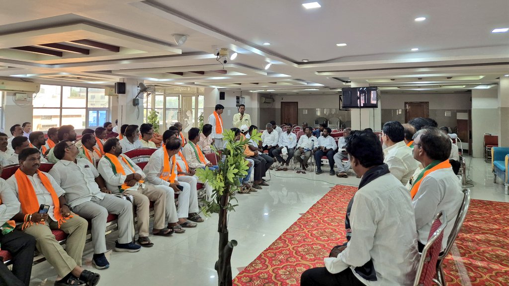 Had a productive meeting with the Mandal President and #BJP District Office Bearers of #Nagarkurnool District. We had an engaging discussion about the upcoming elections and various strategies that can be implemented for a successful campaign. In our meeting with karyakaryas,