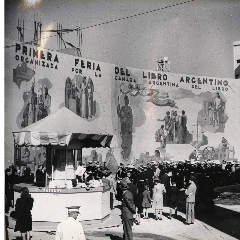 Hace 81 años se llevaba a cabo la Primera Feria del Libro Argentino, un evento monumental que tuvo lugar ni más ni menos que en la Avenida 9 de Julio entre el 1 de abril y el 8 de mayo de 1943. Abro 🧵👇