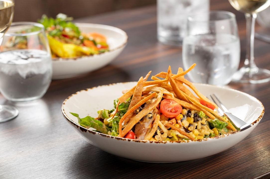 𝐒𝐚𝐧𝐭𝐚 𝐅𝐞 𝐒𝐚𝐥𝐚𝐝 - Marinated chicken breast, fresh corn, black beans, cheese, tortilla strips, baby gem and a peanut and coriander dressing 😍