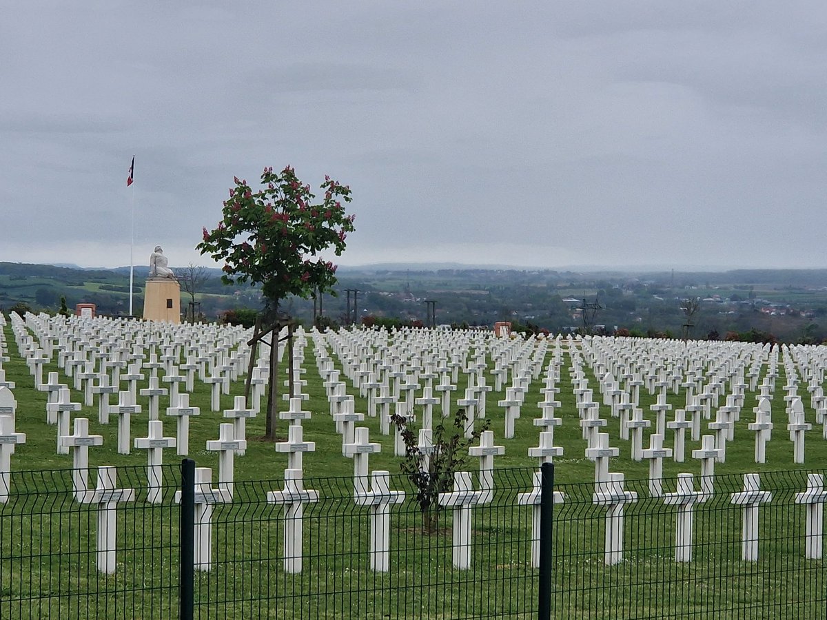 Belle étape de 110 km aujourd'hui avec @philippefolliot entre Metz et Sarrebourg .. avant l'étape de Strasbourg. Des territoires dont les stigmates de la guerre interpellent l'ambition européenne de paix et de prospérité. Toujours d'actualité !