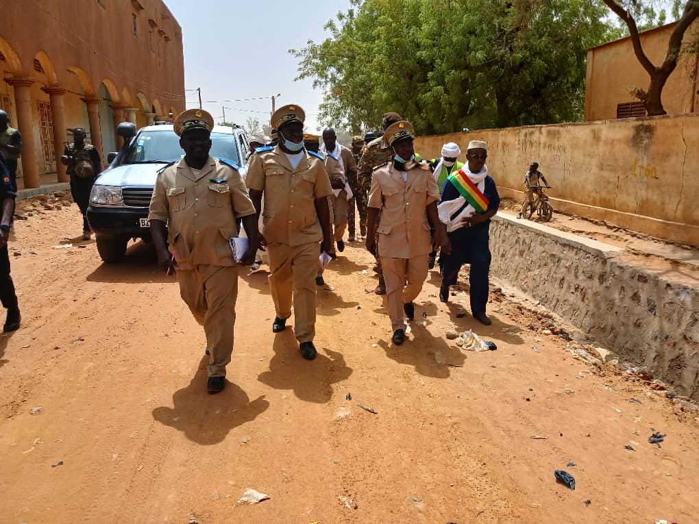 PCRSSMali's tweet image. @PCRSSMali #RégionDouentza 30/4/2024
Visite du Gouverneur de la région de #Douentza Agaly Ag Inamoud Yattara, sur le chantier des travaux de construction des 1180m de caniveaux collecteurs.
Ces travaux permettront d’éviter les inondations répétitives dans la ville de Douentza.