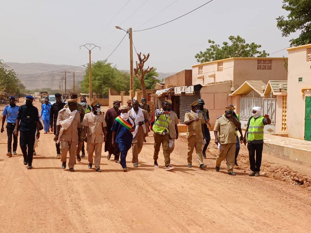 PCRSSMali's tweet image. @PCRSSMali #RégionDouentza 30/4/2024
Visite du Gouverneur de la région de #Douentza Agaly Ag Inamoud Yattara, sur le chantier des travaux de construction des 1180m de caniveaux collecteurs.
Ces travaux permettront d’éviter les inondations répétitives dans la ville de Douentza.
