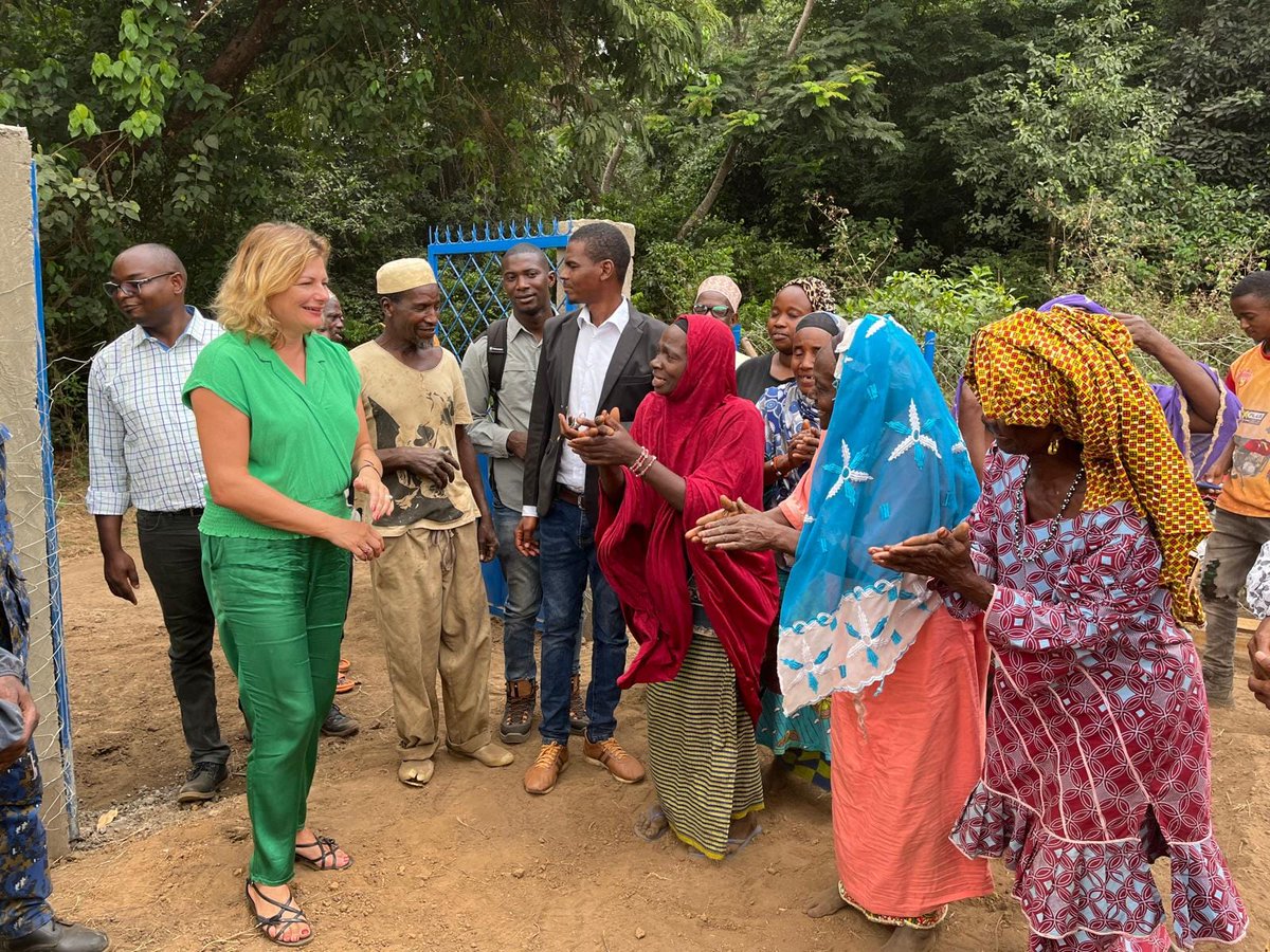 L’Ambassadrice de l’UE, Mme Jolita PONS, visite une exploitation agricole dans le village de Konouré (Mamou). Un groupement de 15 pers dont 9 femmes pratiquent l'agroécologie et le maraîchage. L’activité est mise en œuvre dans le cadre du programme #NaturaGuinee financé par l’UE.