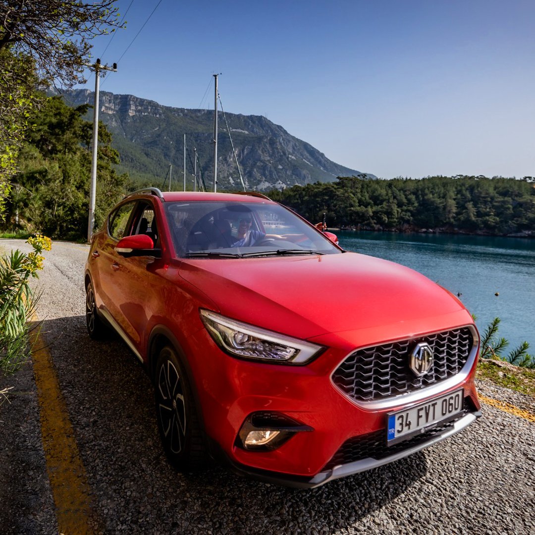 Sürüş deneyiminizi bir üst seviyeye taşıyacak geniş hacmi ile MG ZS’e yükselin! Siz de yolculuğunuzun her anını unutulmaz kılacak, sınıfının büyüğü MG ZS ile tanışın! #MG #ZS #RechargeYourself